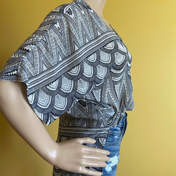 H&M Semi sheer black & white Aztec print popover V Neck top by H&M - Picture 3 of 9